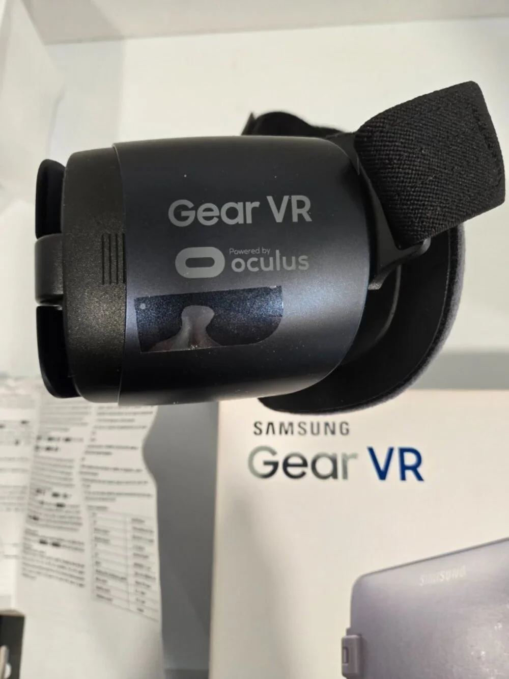 Samsung Gear VR Oculus Virtual Reality Headset SM-R323 Includes Remote